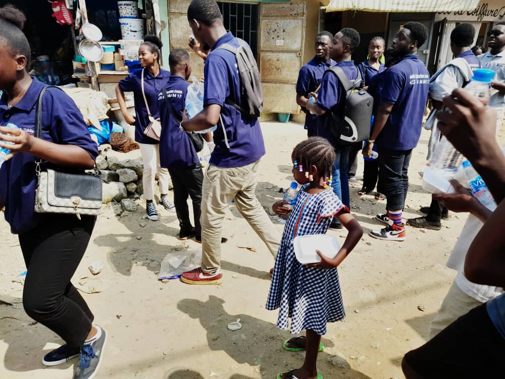 Jeunes africains dans action communautaire