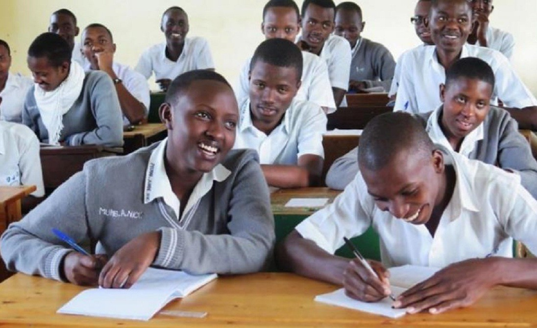 Enfant africain concentre sur sa lecture