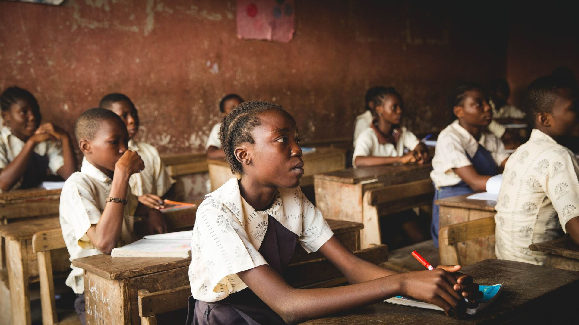 Etudiants africains souriants en classe