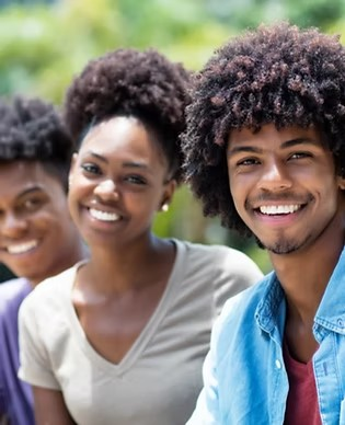 Enfants africains heureux levant la main