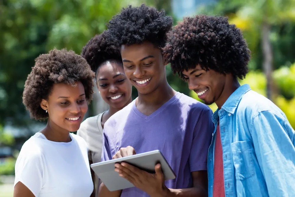 Jeunes africains apprenant avec tablette numerique